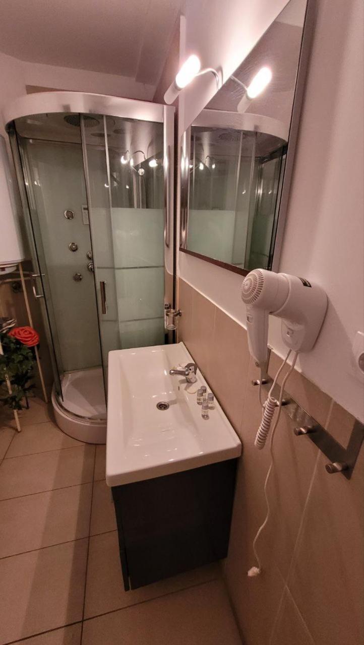 Anastasia Balcescu Apart 4 Self Check In Code From 2Pm Kitchen And Bedroom بوخارست المظهر الخارجي الصورة